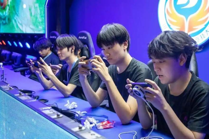 替补席上的第九十分钟：教练组如何用换人改写比赛节奏